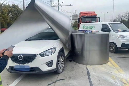 常熟滨江一16吨的大型钢卷, 疯狂 冲向一辆白色汽车